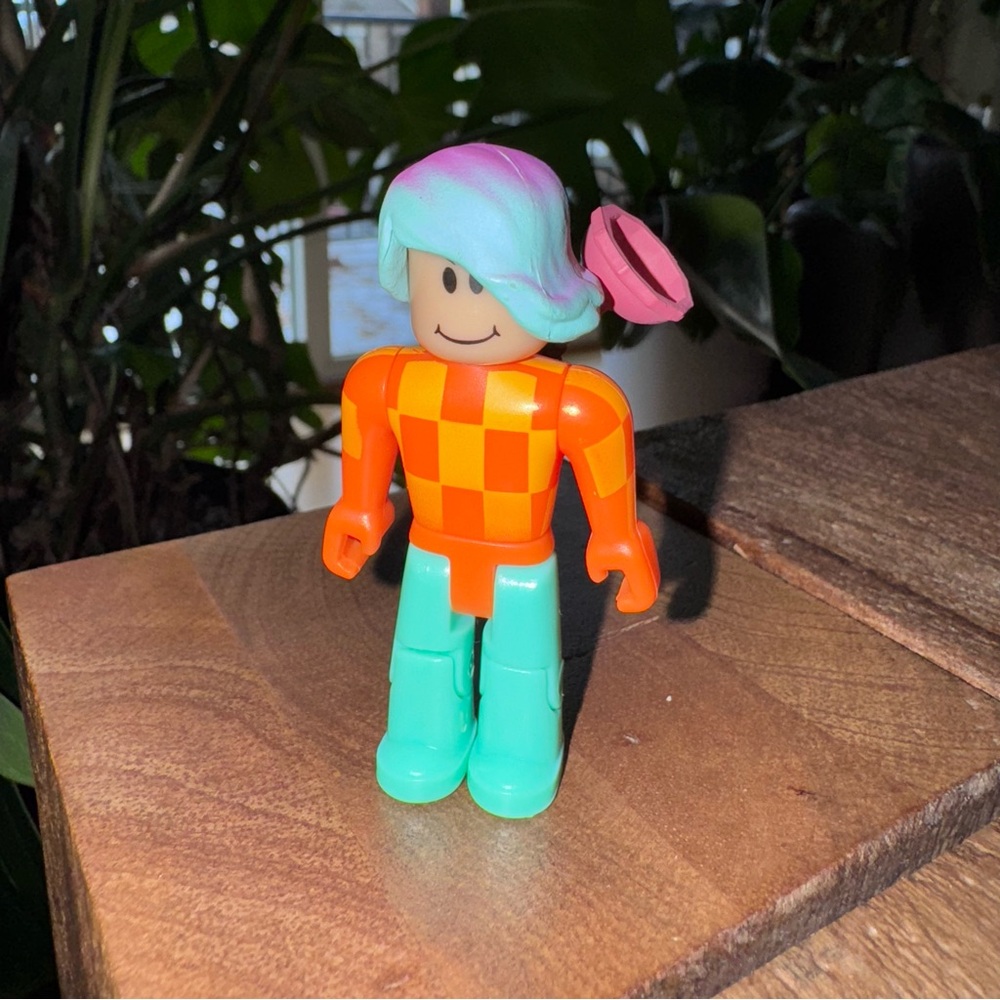 Roblox Celebrity Collection Series 1 (Gold) zKevin 3-inch action figure.